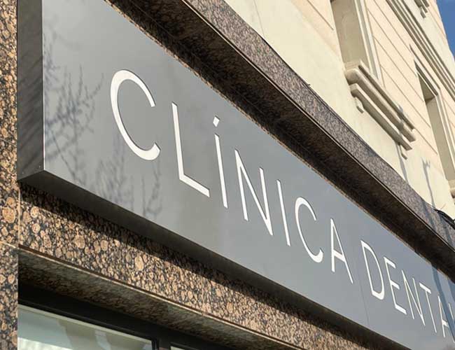 escaparate para una clínica dental rotulo clinica nayef sabadell