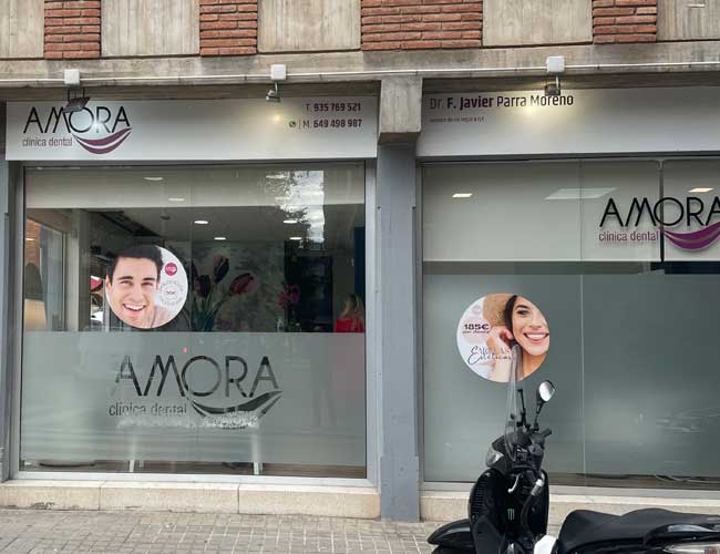 escaparate para una clínica dental en sabadell barcelona