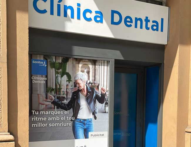 escaparate para una clínica dental vinilos barcelona sanitas